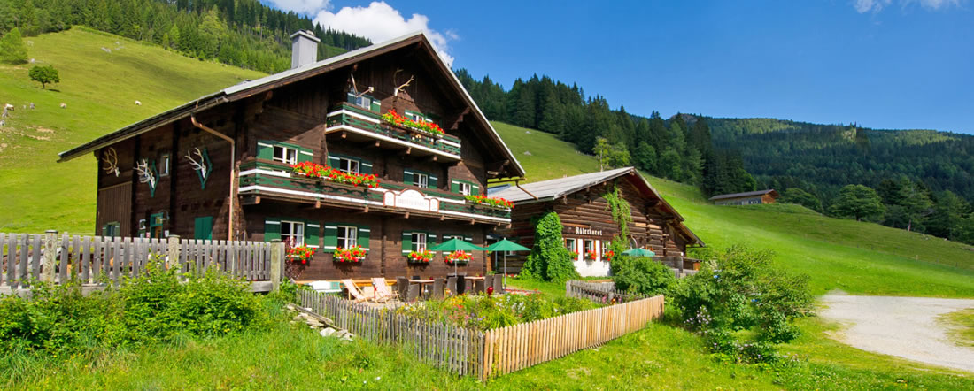 Breitenebenalm Grossarl, Selbstversorgerhütte mit Übernachtungsmöglichkeit im Tal der Almen, mitten in den Bergen in Österreich
